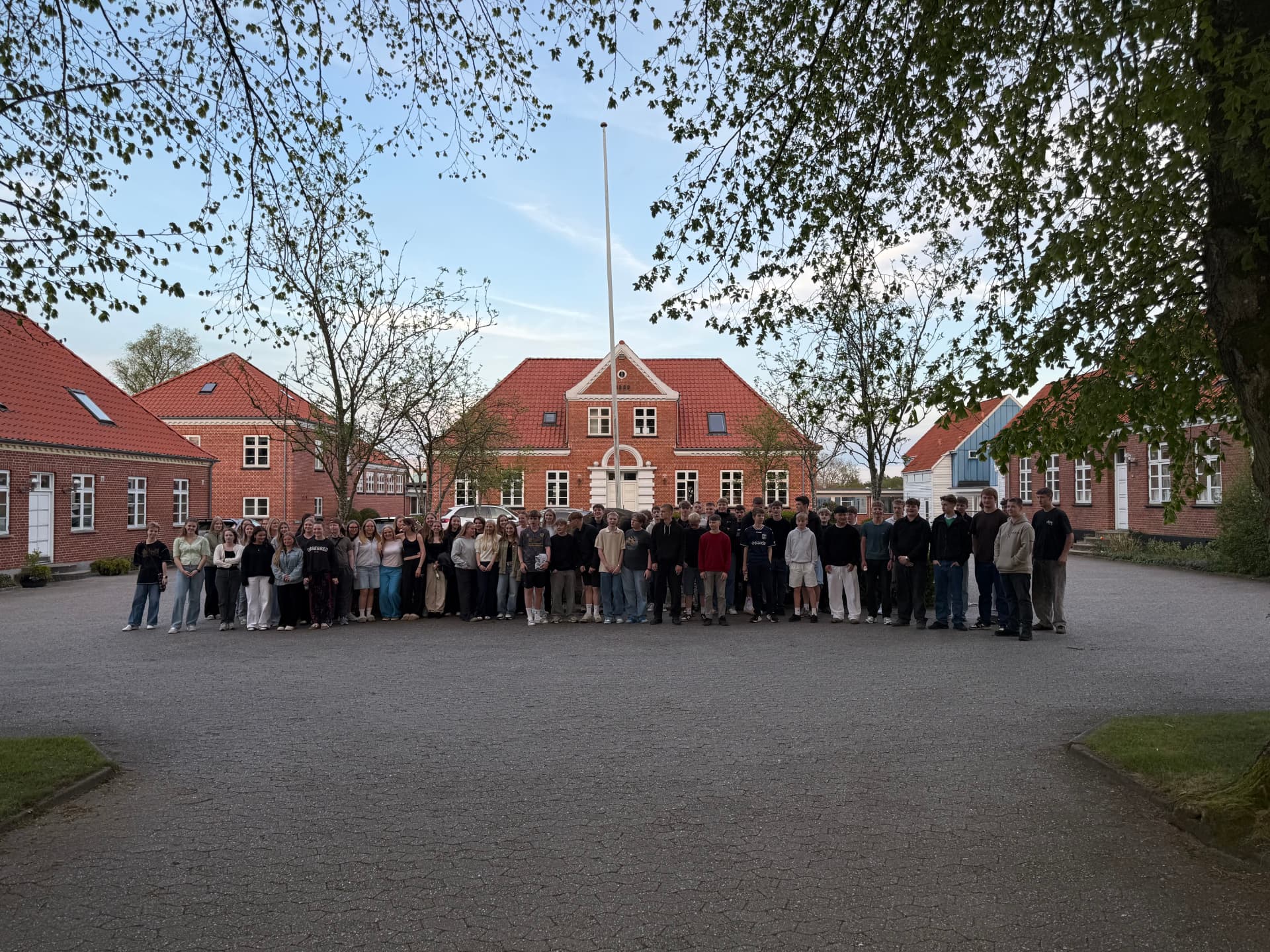 Elever og lærere samlet foran hovedbygningen på Nørbæk Efterskole
